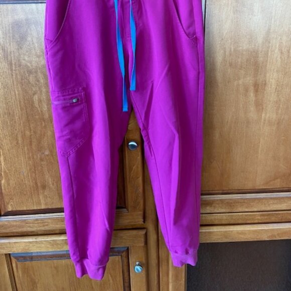 FIGS Scrubs Limited-Edition Zamora Jogger in Raspberry Sorbet S/P Retail $48 - Picture 4 of 6